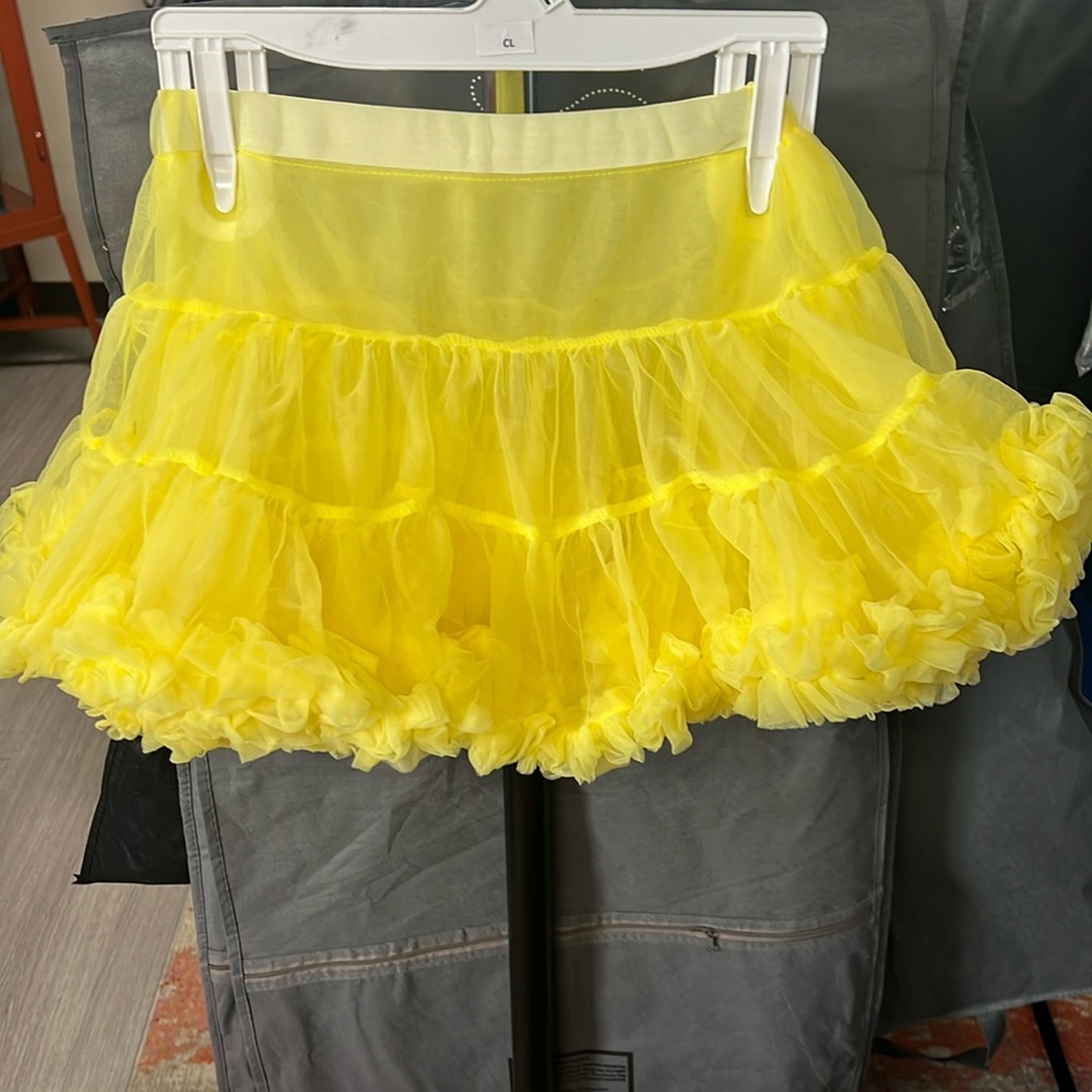 Yellow pettibustle